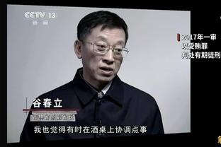 意媒：罗马球员帕雷德斯罚进点球后，被对方球迷用一杯啤酒砸中